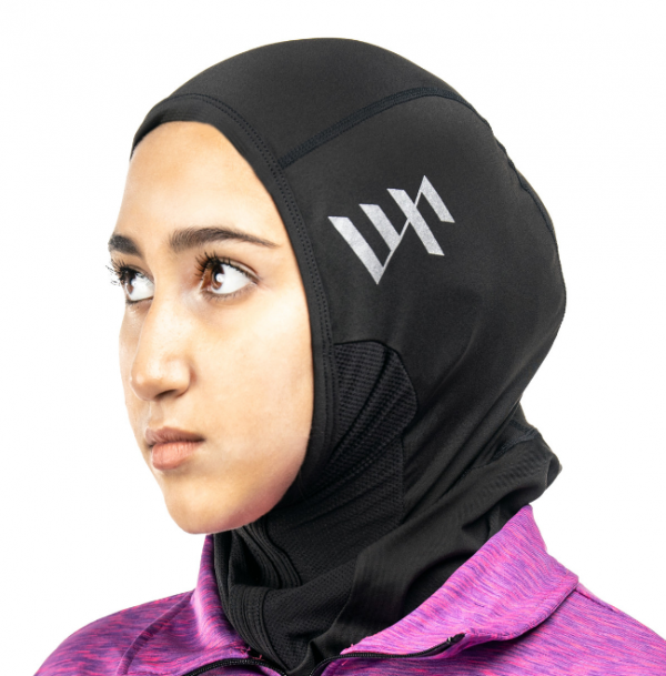 Hijab dengan aksen logo brand olahraga